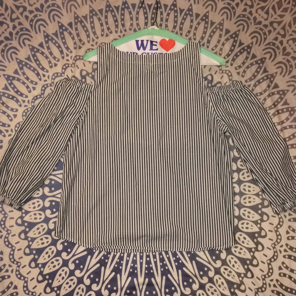 Cute (shoulder-show) navy and white striped long t